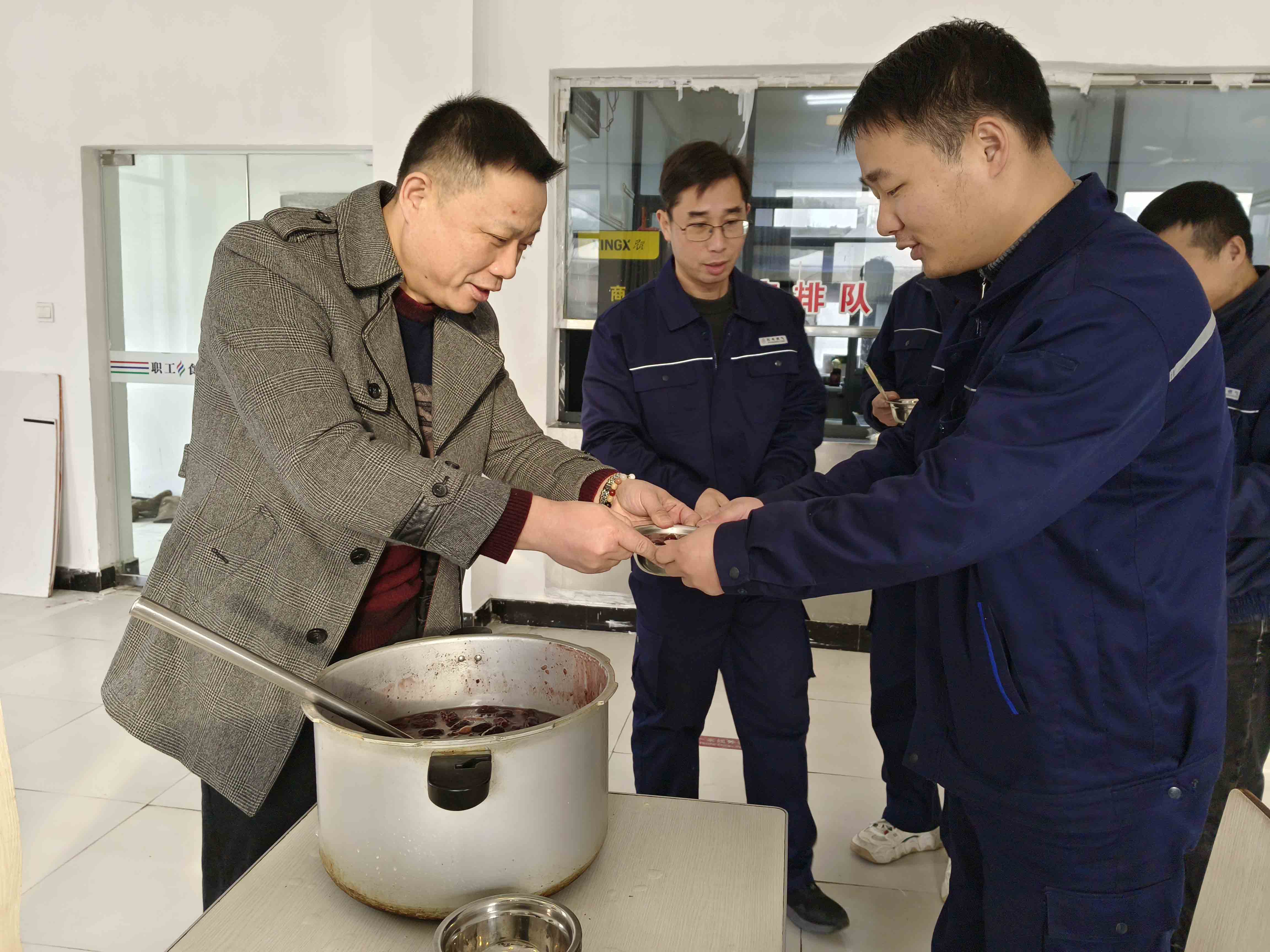 “燃”情臘八 “粥”到暖心